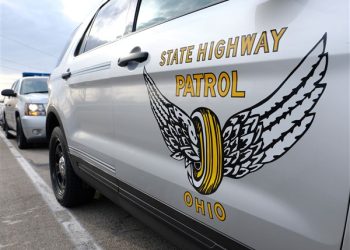 Dva poginula nakon što su se vozila srušila izvan ceste.