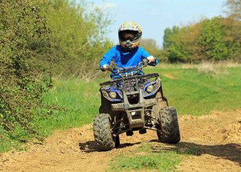 K-država stručnjak za poljoprivredu potiče sigurnost tokom vožnje izvan cesta.