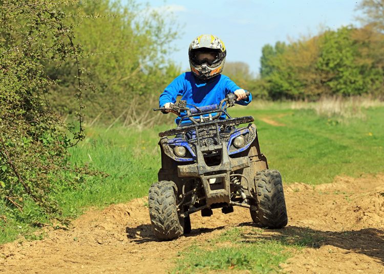 K-država stručnjak za poljoprivredu potiče sigurnost tokom vožnje izvan cesta.