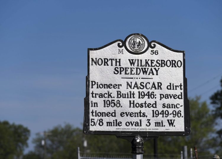 Koliko vremena ostaje? Outspoken Insider otkriva najnoviju NASCAR ikoničnu pjesmu Koliko vremena ostaje? Outspoken Insider otkriva najnoviju NASCAR ikoničnu pjesmu