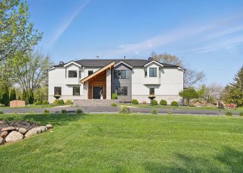 Kuća od 1,5 milijuna dolara idealna za ljubitelje visokokvalitetnih automobila i modernog životnog stila u Cummingu