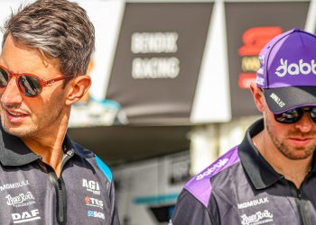 Matt Stone utrke za debitiranje s autohtonim okruglim limirima u Perthu