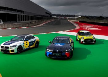 Mini debiura 2025 Simola Hillclimb, zajedno s Brawny BMW MS