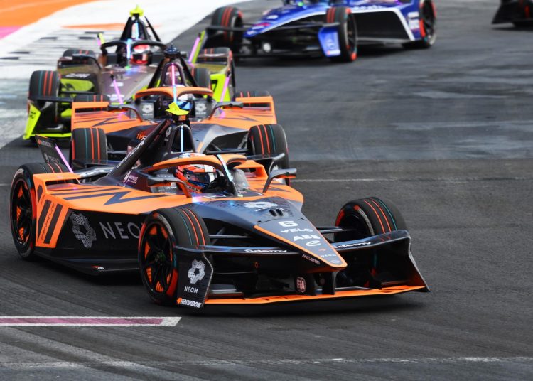 Monaco Eprix uživo – Mahindra’s NYCK de Vries preuzima vodstvo Monaco Eprija nakon što Grid zaustavi obavezna stajališta, snažno se braneći od dvojice iz Andretti. Monaco Eprix uživo – Mahindra’s NYCK de Vries preuzima vodstvo Monaco Eprija nakon što Grid zaustavi obavezna stajališta, snažno se braneći od dvojice iz Andretti.