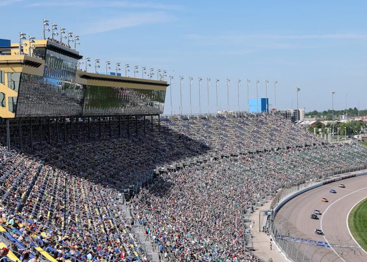 NASCAR: Kansas – Kyle Larson pobjeđuje ispred gomile praznih sjedežala, otkrivajući temeljni problem NASCAR-a.