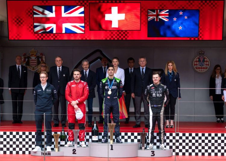 Nick Cassidy iz Jaguara ostvario je svoje prvo postolje 2025. godine u Monaku. Nick Cassidy iz Jaguara ostvario je svoje prvo postolje 2025. godine u Monaku.