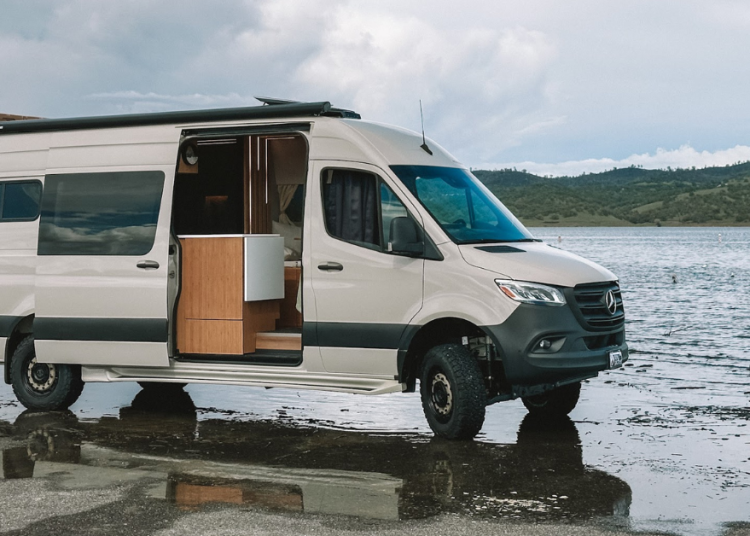 Obitelj Norcal planira putovanje oko svijeta u visokotehnološkoj ekspediciji kombi.