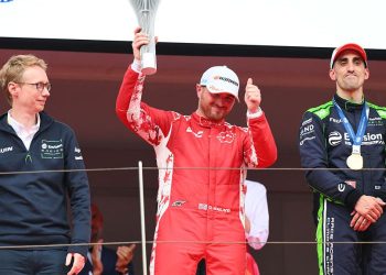 Rowland se drži ohlađenim kao što je Nissan Fe naslov izazov gradnje