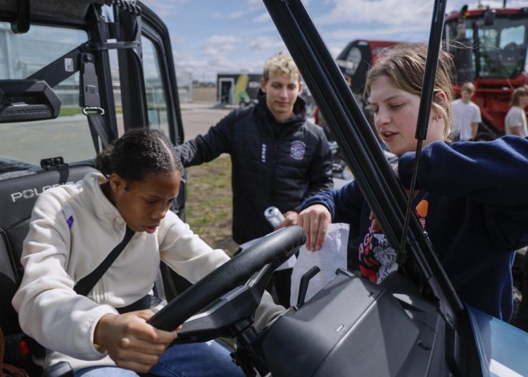 Sigurnost na prvom mjestu pri vožnji izvan ceste, demonstriraju studenti Iowa Big Sigurnost na prvom mjestu pri vožnji izvan ceste, demonstriraju studenti Iowa Big