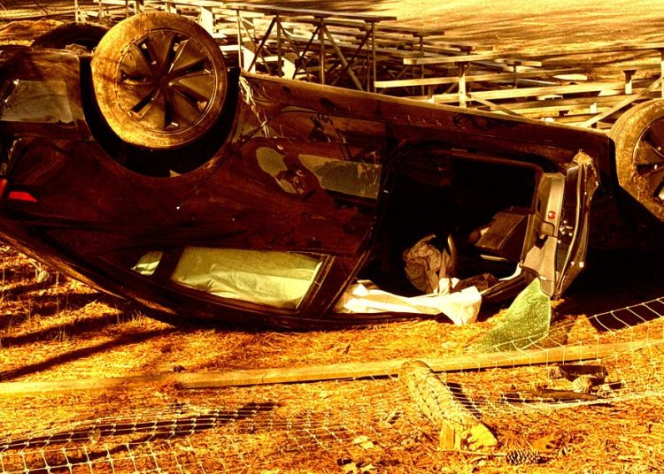 Tesla koja se sama vozi iznenada skrene s ceste i sruši se Tesla koja se sama vozi iznenada skrene s ceste i sruši se