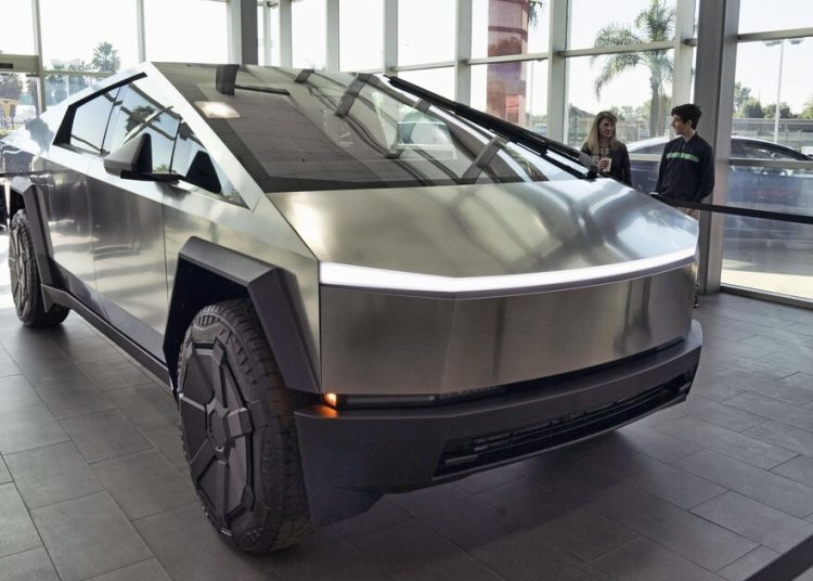 Vlasnik CyberTrucka šokiran Teslinom nakon što je automobil otišao na servis.