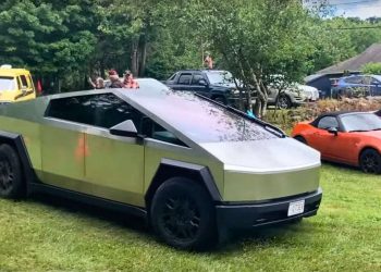 Vlasnik Tesle CyberTruck tvrdi da je njegov kamion “izbečen” dok ga je vozio preko trave bez aktiviranja off-road moda, dodajući: “Ovo je kao da morate staviti kacigu za šetnju psa.”