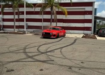 YouTuber ruši rijetki 810 konjskih snaga Mustang dok se vozi