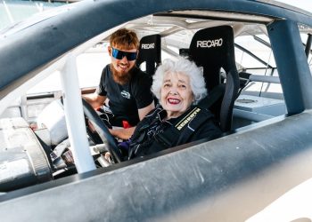 83-godišnja žena u Koloradu ostvaruje svoju želju za brzim trkačkim automobilom
