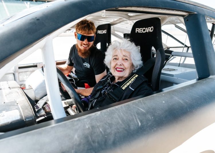 83-godišnja žena u Koloradu ostvaruje svoju želju za brzim trkačkim automobilom 83-godišnja žena u Koloradu ostvaruje svoju želju za brzim trkačkim automobilom