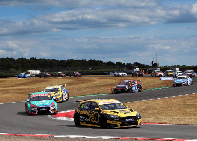 Ash Sutton povećava BTCC bodove s dvostrukim postoljem