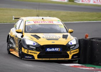 Ash Sutton slavi pobjedu u drugom Oulton Parku