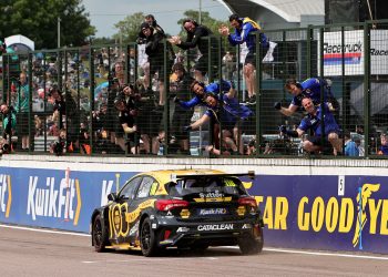 Ash Sutton zadržava BTCC bodove nakon vodeće vožnje u Thruxtonu