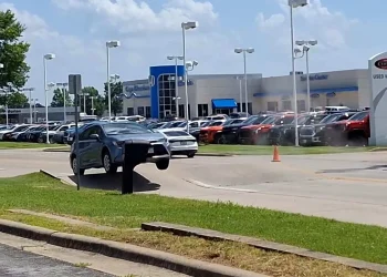 Automobil u zraku nakon kopča za ceste zbog ekstremne topline