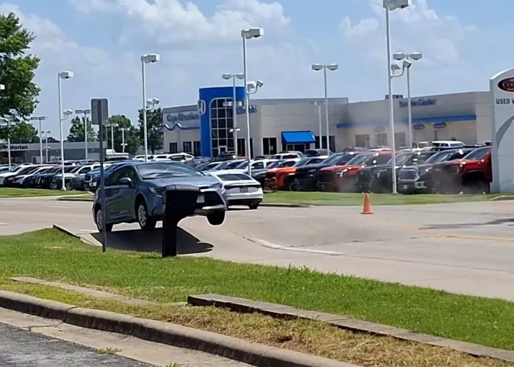 Automobil u zraku nakon kopča za ceste zbog ekstremne topline Automobil u zraku nakon kopča za ceste zbog ekstremne topline