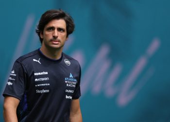 Carlos Sainz nadahnjuje tijekom borbe Levisa Hamiltona i Ferrarija, prihvaćajući promjene