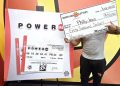 Čovjek zaboravio da je kupio Powerball kartu, a onda je očistio automobil i saznao da je pobijedio