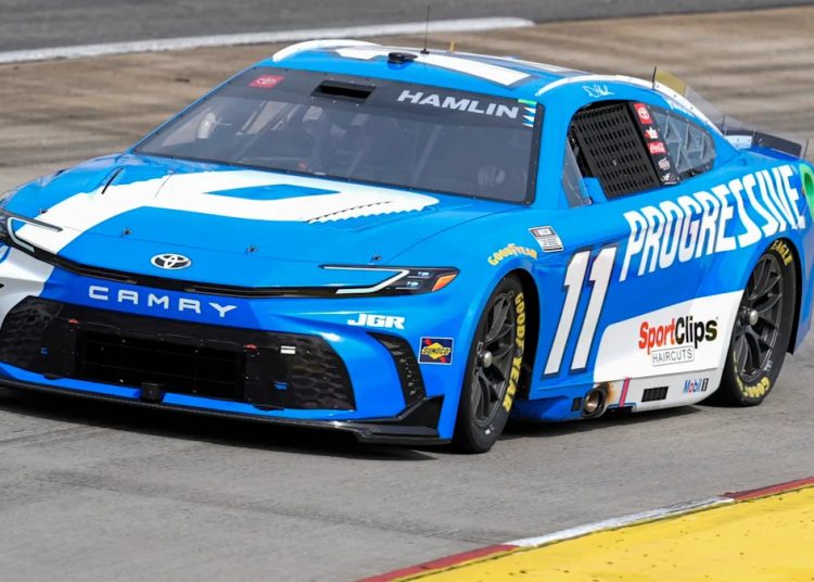 Denny Hamlin osvaja pobjedu i prekida 10-godišnju sušu na Martinsville Speedwayeu