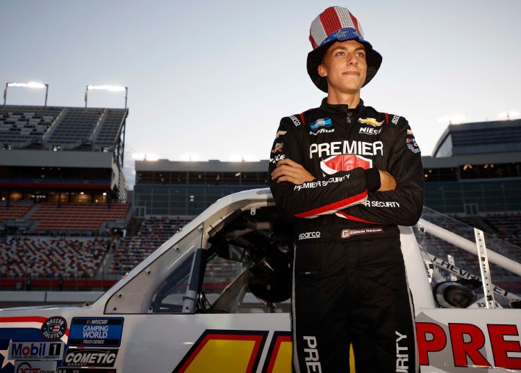 Denny Hamlin tvrdi da će Ricky Stenhouse Jr srušiti Carson Hocevar