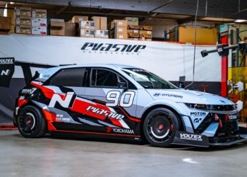 Evasivni moto sportovi za kampanju Hyundai Ioniq 5 N Racecar na Pikes Peak International Hill Climb 2025.