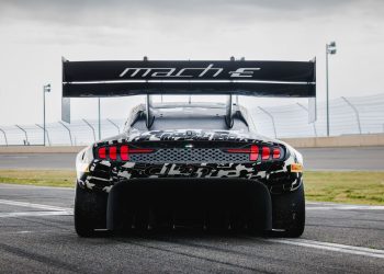 Ford Mustang Super Mach-E predstavljen ispred uspona Pikes Peak Hill.