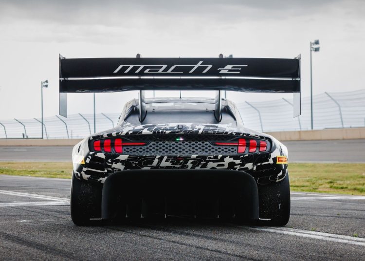 Ford Mustang Super Mach-E predstavljen ispred uspona Pikes Peak Hill.