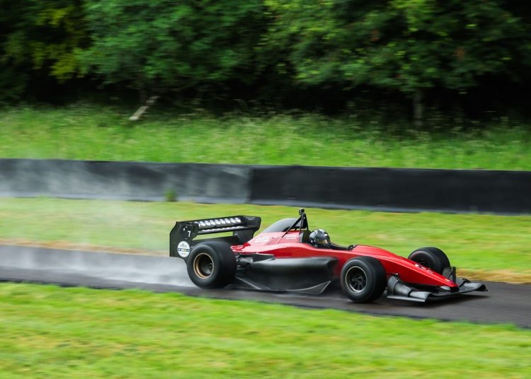 Hall i Gould osvajaju britansku slavu na Hillclimbu u mokrom Downu Hall i Gould osvajaju britansku slavu na Hillclimbu u mokrom Downu