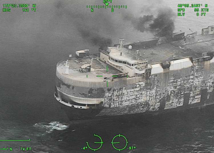 Izgaranje nosača automobila Morning Midas odlazi s Aljaske, spasilački tim započinje odgovor Izgaranje nosača automobila Morning Midas odlazi s Aljaske, spasilački tim započinje odgovor