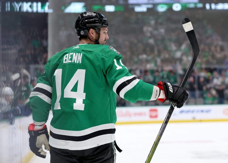 Jamie Benn se slaže s jednogodišnjim produženjem ugovora, zadržavajući ikonu franšize u Dallasu Jamie Benn se slaže s jednogodišnjim produženjem ugovora, zadržavajući ikonu franšize u Dallasu