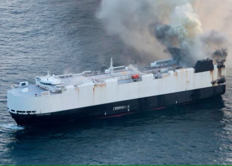 Kontejnerski brod i lebdeći tjednima, Aleutians tone s tisućama automobila na brodu Kontejnerski brod i lebdeći tjednima, Aleutians tone s tisućama automobila na brodu