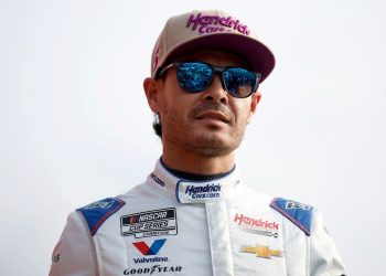 Kyle Larson napušta nasilnu nesreću sprinta, …