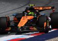 Lando Norris postavlja vremenske tablice Oscara Piastri i Max Verstappena tijekom završne prakse u Austriji