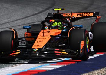 Lando Norris postavlja vremenske tablice Oscara Piastri i Max Verstappena tijekom završne prakse u Austriji