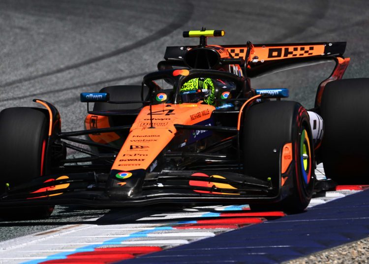 Lando Norris postavlja vremenske tablice Oscara Piastri i Max Verstappena tijekom završne prakse u Austriji