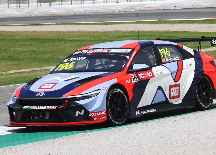 Mikel Azcona na vrhu otvaranja FIA TCR Svjetskog prvenstva u Valenciji Mikel Azcona na vrhu otvaranja FIA TCR Svjetskog prvenstva u Valenciji