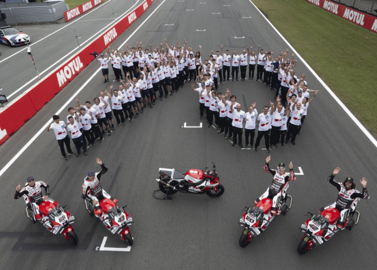 Monster Energy Yamaha MotoGP | Vijesti Pojedinosti: Yamaha predstavila posebnu Yamaha 70. godišnjicu livreje ispred nizozemskog liječnika opće prakse Monster Energy Yamaha MotoGP | Vijesti Pojedinosti: Yamaha predstavila posebnu Yamaha 70. godišnjicu livreje ispred nizozemskog liječnika opće prakse