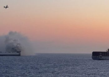 Nadgledanje se nastavlja: Izgaranje nosača automobila koji lebdi u Tihom oceanu