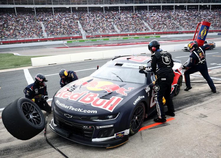 Naslov: Istražite svih 40 vozača koji su sudjelovali u Quaker State 400 utrci u Atlanti