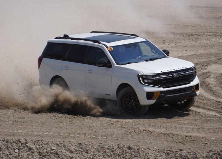 Nova Ford ekspedicija idealna je za avanture izvan ceste kada želite svoju dnevnu sobu ponijeti sa sobom.