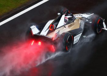 Nova Formula E automobil prevrnut tijekom pomračenja Formule 2 krug po krug.