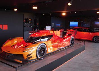 Obilazak automobila legende Tarquini među hipercar sastancima