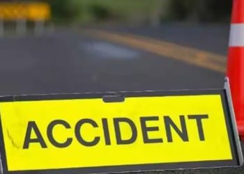 Preopterećenje BMW M5 udarilo parkirane automobile blizu pješačke staze; Policija podržava vozača (video)