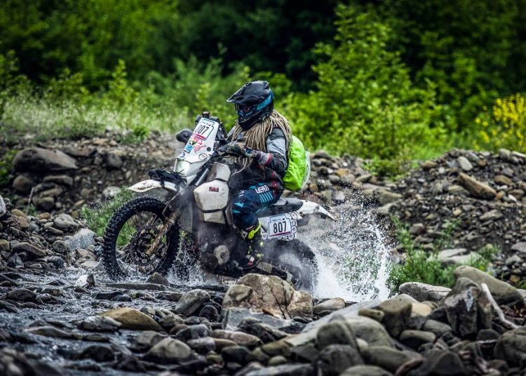 Rally Racing za Puke Smrtnike: Vodič za Preživljavanje Vaše Prve Utrke