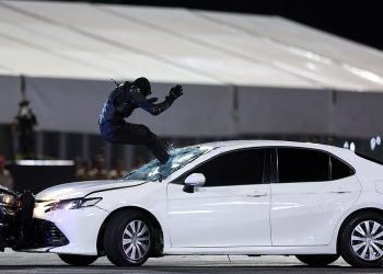 Stvarno ili lažno? Saudijska policija se povlači, skočite kroz vjetrobransko staklo u ‘uhvatiti lopova’