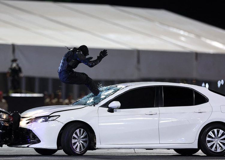 Stvarno ili lažno? Saudijska policija se povlači, skočite kroz vjetrobransko staklo u ‘uhvatiti lopova’ Stvarno ili lažno? Saudijska policija se povlači, skočite kroz vjetrobransko staklo u ‘uhvatiti lopova’